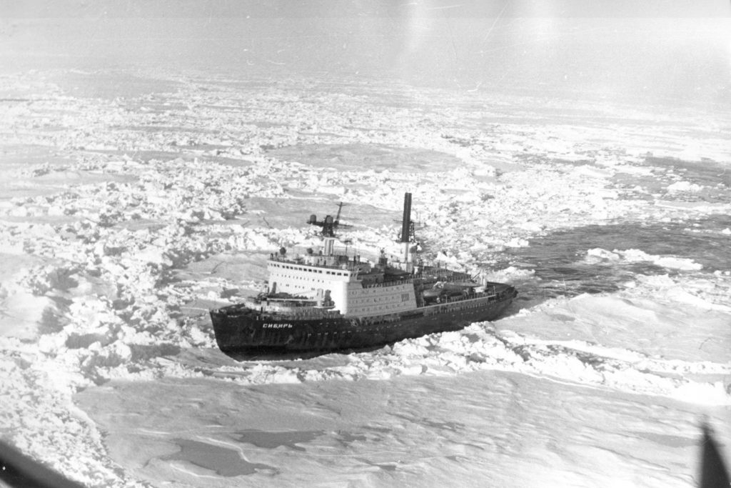 Сибирь - атомный ледокол проекта 10520 на Северном полюсе